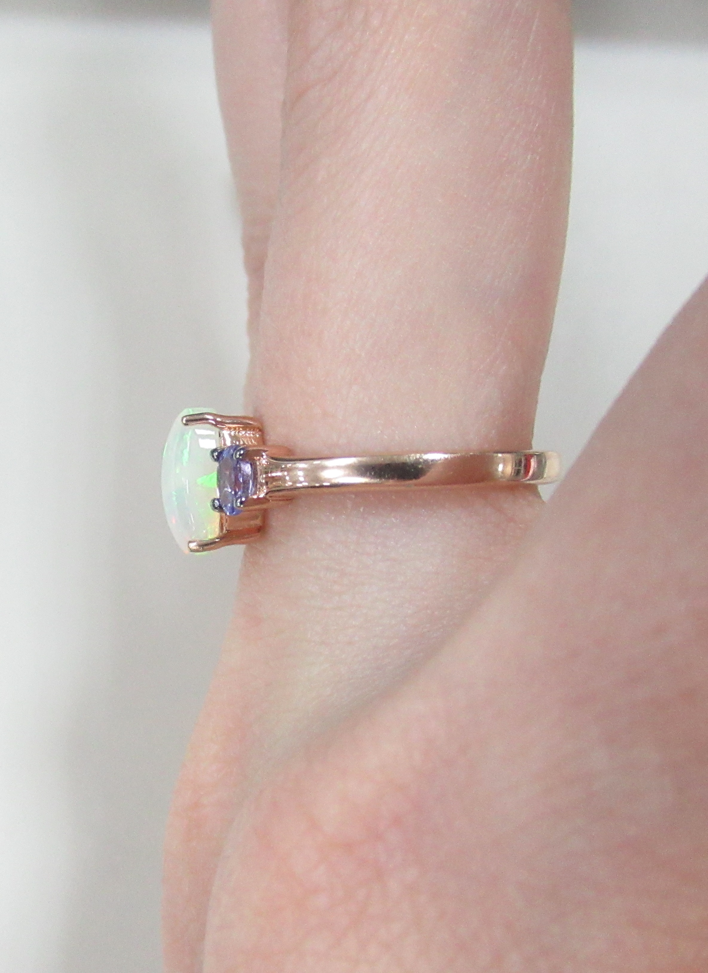 Серебряное кольцо с опалом и танзанитами